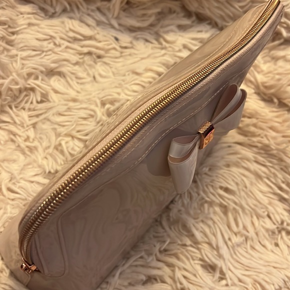 TED BAKER TAUPE PATENT BOW MAKEUP BAG - Picture 5 of 10